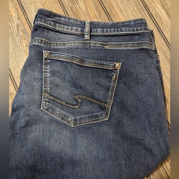 Silver Suki size 24 slim boot jeans that have been hemmed to a 28" inseam - Picture 2 of 11